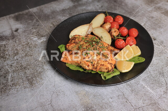 ستيك الدجاج المشوي اللذيذ مع البطاطس والطماطم المشوية ، وجبة مشاوي ، وجبات الطعام الشهية ، مطاعم عربية