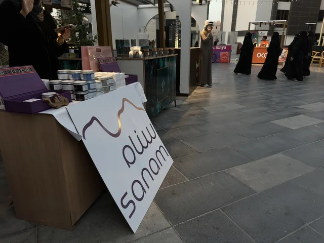 علامة تجارية  في فعالية " أنا وأنت يا رمضان " في مدينة جدة، المملكة العربية السعودية، يوم 1 من فبراير 2026، تجربة رمضانية اجتماعية وثقافية، أنشطة تفاعلية وعروض رمضانية، جلسات عائلية وأجواء روحانية، فعاليات ترفيهية مستوحاة من روح الشهر الفضيل، أجواء دافئة تعزز قيم المشاركة والاحتفاء برمضان.