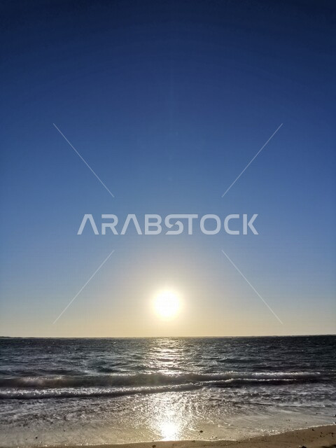 صورة لغروب الشمس على شاطئ البحر في السعودية، منظر جمالي لغروب على شاطئ البحر، مناظر طبيعية في المملكة العربية السعودية 