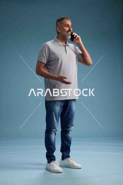 رجل سعودي يتحدث عبر الهاتف في الاستوديو