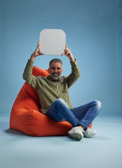 رجل سعودي يحمل لافتة فارغة في الاستوديو