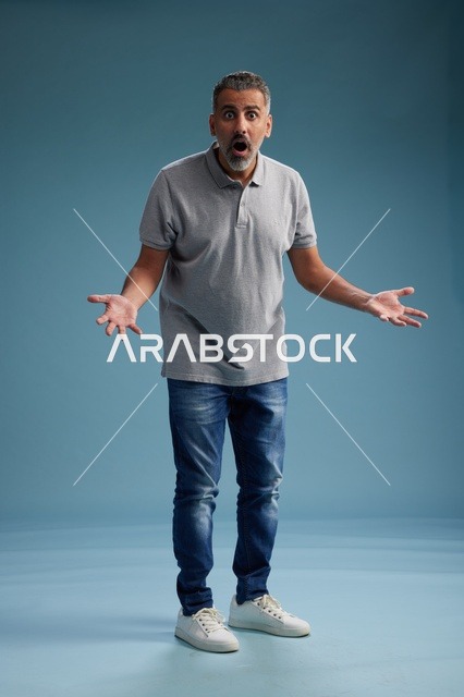 رجل سعودي بملابس كاجوال وتعبير وجه مندهش