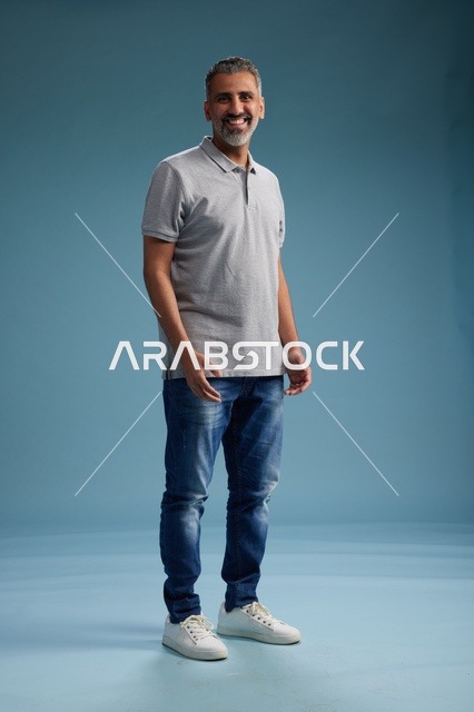 رجل سعودي بملابس كاجوال يقف في الاستوديو