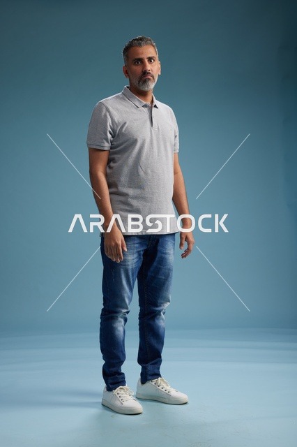 رجل سعودي بملابس كاجوال خلفية زرقاء