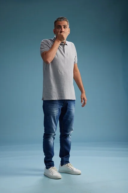 رجل سعودي بملابس كاجوال يعبر عن الصدمة