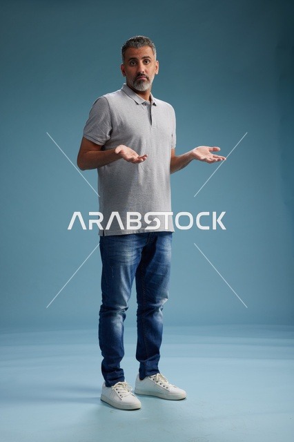 رجل سعودي بملابس كاجوال مع إيماءة تساؤل