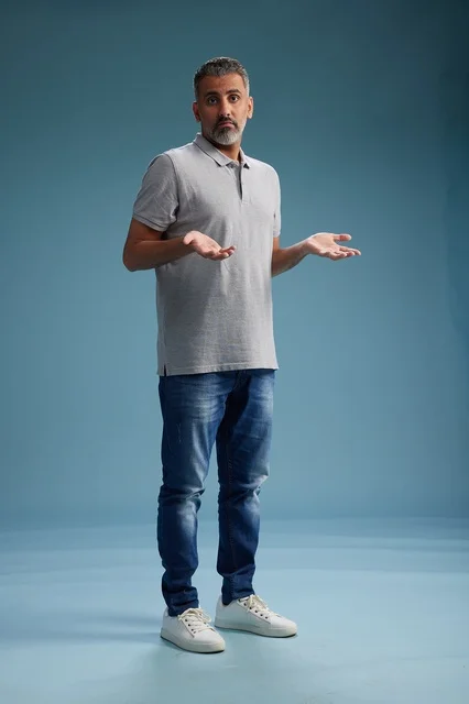 رجل سعودي بملابس كاجوال مع إيماءة تساؤل