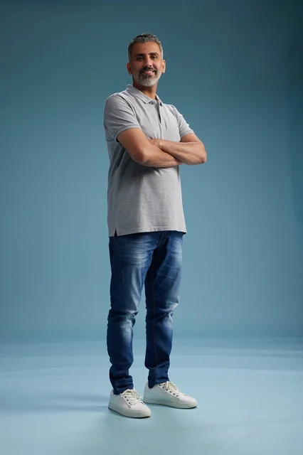 رجل سعودي بملابس كاجوال في استوديو