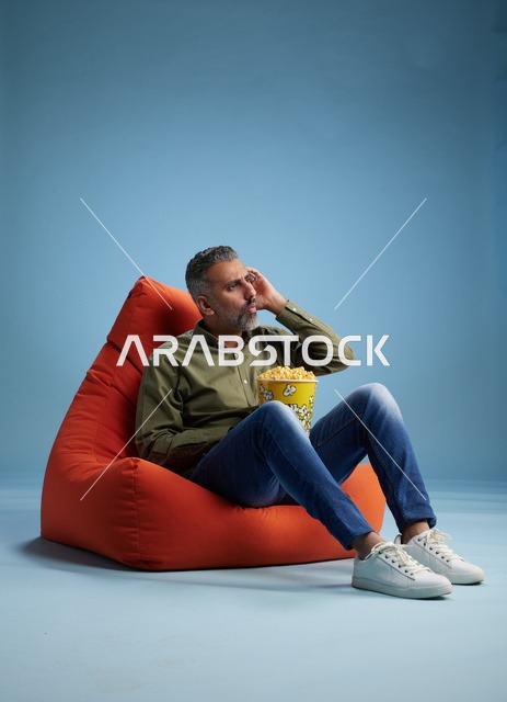 رجل سعودي مع فشار على كنبة كيس بالاستوديو