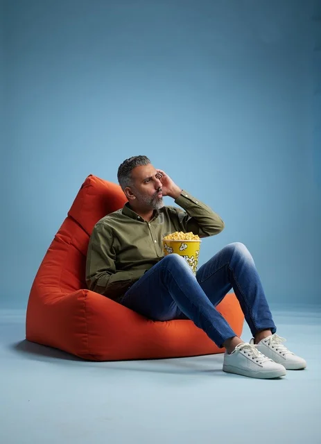 رجل سعودي مع فشار على كنبة كيس بالاستوديو