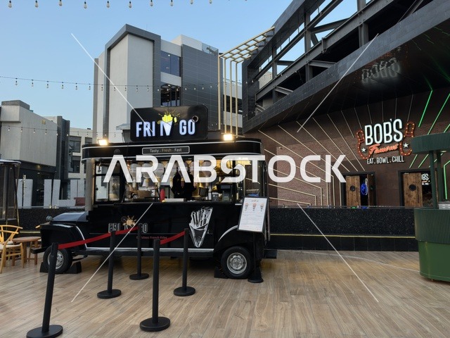 تجربة تسوق مميزة في فعالية " أنا وأنت يا رمضان " في مدينة جدة، المملكة العربية السعودية، يوم 1 من فبراير 2026، تجربة رمضانية اجتماعية وثقافية، أنشطة تفاعلية وعروض رمضانية، جلسات عائلية وأجواء روحانية، فعاليات ترفيهية مستوحاة من روح الشهر الفضيل، أجواء دافئة تعزز قيم المشاركة والاحتفاء برمضان.