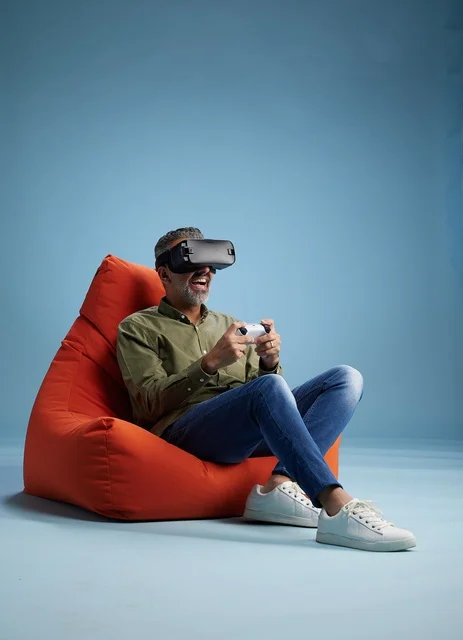 رجل يستخدم نظارة الواقع الافتراضي في مقعد مريح