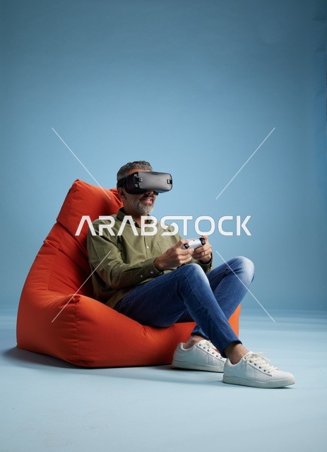 رجل يرتدي نظارة واقع افتراضي على كرسي محشو في استوديو