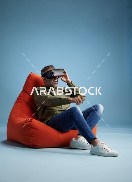 رجل عربي يستخدم نظارة الواقع الافتراضي في الاستوديو