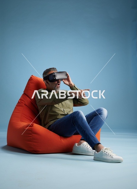 رجل يستخدم نظارة واقع افتراضي في الاستوديو