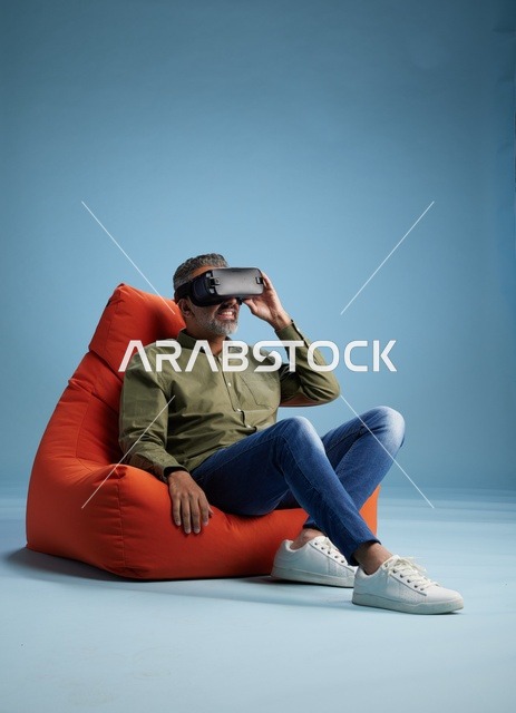 رجل يرتدي سماعة واقع افتراضي على كرسي مريح