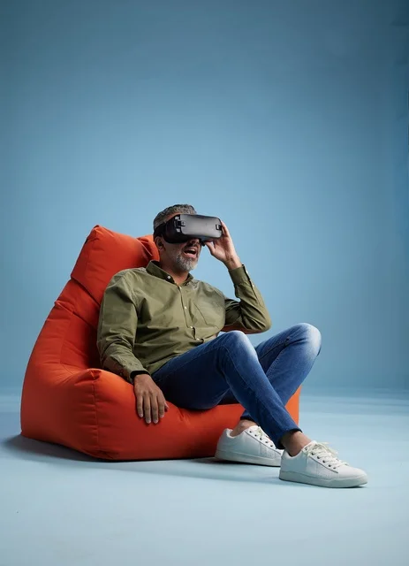 رجل يستخدم سماعة الواقع الافتراضي على خلفية زرقاء