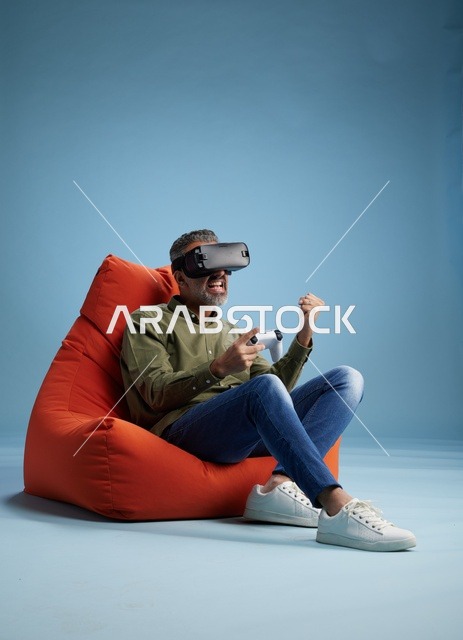 رجل يستخدم نظارة الواقع الافتراضي في الاستوديو