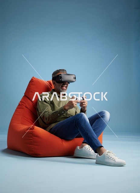 رجل في منتصف العمر يستخدم نظارة الواقع الافتراضي