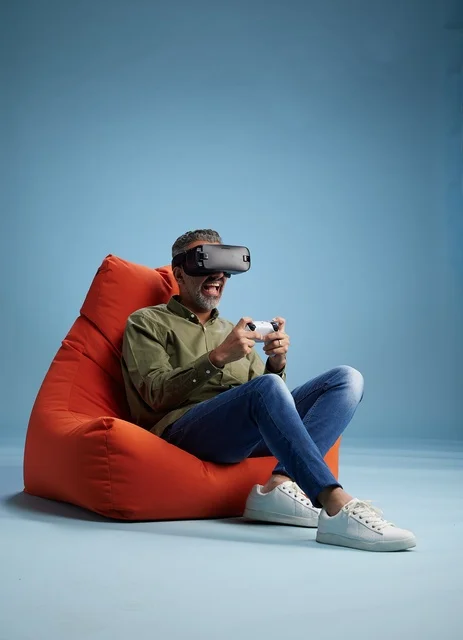 رجل في منتصف العمر يستخدم نظارة الواقع الافتراضي