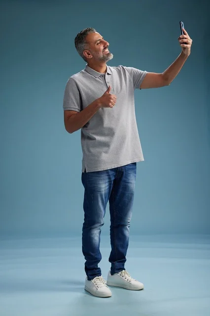 رجل عربي يلتقط سيلفي مع إيماءة الإبهام للأعلى