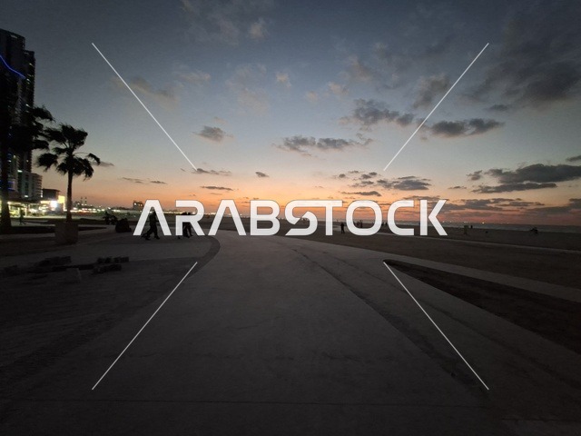 الغروب الخلاب على الممشى الساحلي وأفق المدينة