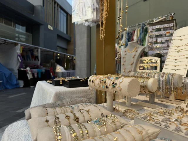 الاكسسوارات والمجوهرات الذهبية في فعالية إيفنت شرق في المنطقة الشرقية، المملكة العربية السعودية ، يوم 6 من فبراير 2026 ، تجربة ترفيهية وثقافية شاملة تحتفي بروح المجتمع والإبداع، عروض فنية حية، الفعاليات الشبابية، الأنشطة التفاعلية، مناطق الطعام المتنوعة، المعارض والمشاريع المحلية، الأجواء الاحتفالية النابضة بالحياة، تجربة اجتماعية عصرية تعكس هوية المنطقة الشرقية وتنوعها الثقافي والترفيهي