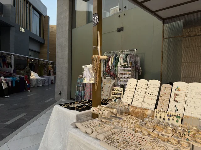 الاكسسوارات والمجوهرات الذهبية في فعالية إيفنت شرق في المنطقة الشرقية، المملكة العربية السعودية ، يوم 6 من فبراير 2026 ، تجربة ترفيهية وثقافية شاملة تحتفي بروح المجتمع والإبداع، عروض فنية حية، الفعاليات الشبابية، الأنشطة التفاعلية، مناطق الطعام المتنوعة، المعارض والمشاريع المحلية، الأجواء الاحتفالية النابضة بالحياة، تجربة اجتماعية عصرية تعكس هوية المنطقة الشرقية وتنوعها الثقافي والترفيهي