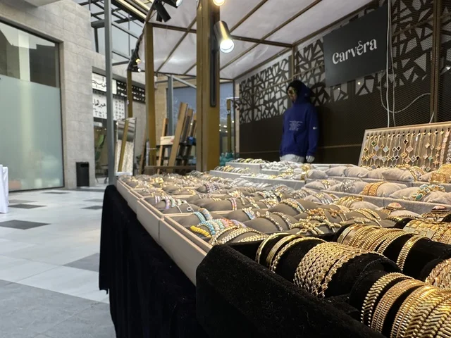 الاكسسوارات والمجوهرات الذهبية في فعالية إيفنت شرق في المنطقة الشرقية، المملكة العربية السعودية ، يوم 6 من فبراير 2026 ، تجربة ترفيهية وثقافية شاملة تحتفي بروح المجتمع والإبداع، عروض فنية حية، الفعاليات الشبابية، الأنشطة التفاعلية، مناطق الطعام المتنوعة، المعارض والمشاريع المحلية، الأجواء الاحتفالية النابضة بالحياة، تجربة اجتماعية عصرية تعكس هوية المنطقة الشرقية وتنوعها الثقافي والترفيهي