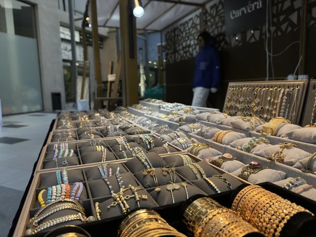 الاكسسوارات والمجوهرات الذهبية في فعالية إيفنت شرق في المنطقة الشرقية، المملكة العربية السعودية ، يوم 6 من فبراير 2026 ، تجربة ترفيهية وثقافية شاملة تحتفي بروح المجتمع والإبداع، عروض فنية حية، الفعاليات الشبابية، الأنشطة التفاعلية، مناطق الطعام المتنوعة، المعارض والمشاريع المحلية، الأجواء الاحتفالية النابضة بالحياة، تجربة اجتماعية عصرية تعكس هوية المنطقة الشرقية وتنوعها الثقافي والترفيهي