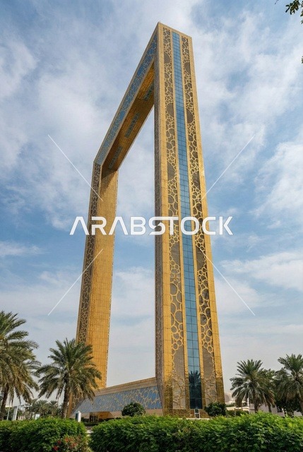 معلم إطار دبي المعماري الذهبي من زاوية سفلية