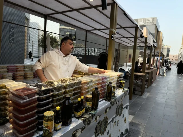 عربة طعام في فعالية إيفنت شرق في المنطقة الشرقية، المملكة العربية السعودية ، يوم 6 من فبراير 2026 ، تجربة ترفيهية وثقافية شاملة تحتفي بروح المجتمع والإبداع، عروض فنية حية، الفعاليات الشبابية، الأنشطة التفاعلية، مناطق الطعام المتنوعة، المعارض والمشاريع المحلية، الأجواء الاحتفالية النابضة بالحياة، تجربة اجتماعية عصرية تعكس هوية المنطقة الشرقية وتنوعها الثقافي والترفيهي