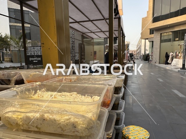 عربة طعام في فعالية إيفنت شرق في المنطقة الشرقية، المملكة العربية السعودية ، يوم 6 من فبراير 2026 ، تجربة ترفيهية وثقافية شاملة تحتفي بروح المجتمع والإبداع، عروض فنية حية، الفعاليات الشبابية، الأنشطة التفاعلية، مناطق الطعام المتنوعة، المعارض والمشاريع المحلية، الأجواء الاحتفالية النابضة بالحياة، تجربة اجتماعية عصرية تعكس هوية المنطقة الشرقية وتنوعها الثقافي والترفيهي