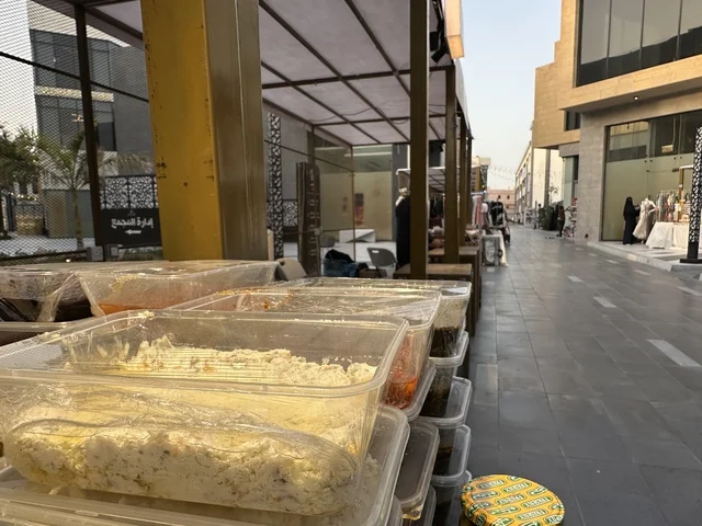 عربة طعام في فعالية إيفنت شرق في المنطقة الشرقية، المملكة العربية السعودية ، يوم 6 من فبراير 2026 ، تجربة ترفيهية وثقافية شاملة تحتفي بروح المجتمع والإبداع، عروض فنية حية، الفعاليات الشبابية، الأنشطة التفاعلية، مناطق الطعام المتنوعة، المعارض والمشاريع المحلية، الأجواء الاحتفالية النابضة بالحياة، تجربة اجتماعية عصرية تعكس هوية المنطقة الشرقية وتنوعها الثقافي والترفيهي