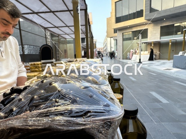 عربة طعام في فعالية إيفنت شرق في المنطقة الشرقية، المملكة العربية السعودية ، يوم 6 من فبراير 2026 ، تجربة ترفيهية وثقافية شاملة تحتفي بروح المجتمع والإبداع، عروض فنية حية، الفعاليات الشبابية، الأنشطة التفاعلية، مناطق الطعام المتنوعة، المعارض والمشاريع المحلية، الأجواء الاحتفالية النابضة بالحياة، تجربة اجتماعية عصرية تعكس هوية المنطقة الشرقية وتنوعها الثقافي والترفيهي