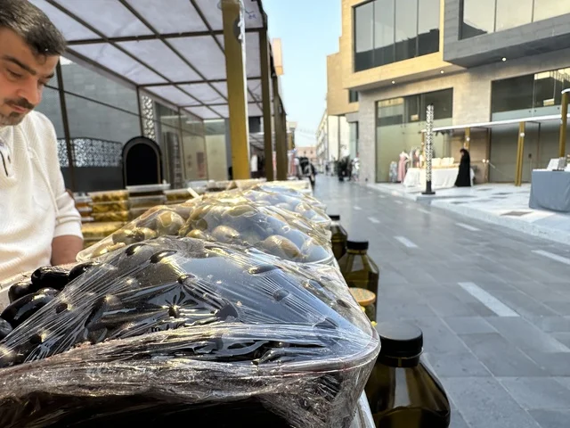 عربة طعام في فعالية إيفنت شرق في المنطقة الشرقية، المملكة العربية السعودية ، يوم 6 من فبراير 2026 ، تجربة ترفيهية وثقافية شاملة تحتفي بروح المجتمع والإبداع، عروض فنية حية، الفعاليات الشبابية، الأنشطة التفاعلية، مناطق الطعام المتنوعة، المعارض والمشاريع المحلية، الأجواء الاحتفالية النابضة بالحياة، تجربة اجتماعية عصرية تعكس هوية المنطقة الشرقية وتنوعها الثقافي والترفيهي