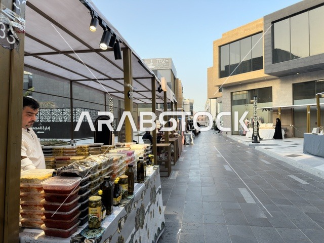 عربة طعام في فعالية إيفنت شرق في المنطقة الشرقية، المملكة العربية السعودية ، يوم 6 من فبراير 2026 ، تجربة ترفيهية وثقافية شاملة تحتفي بروح المجتمع والإبداع، عروض فنية حية، الفعاليات الشبابية، الأنشطة التفاعلية، مناطق الطعام المتنوعة، المعارض والمشاريع المحلية، الأجواء الاحتفالية النابضة بالحياة، تجربة اجتماعية عصرية تعكس هوية المنطقة الشرقية وتنوعها الثقافي والترفيهي