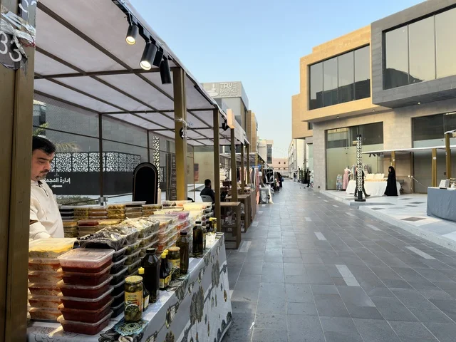 عربة طعام في فعالية إيفنت شرق في المنطقة الشرقية، المملكة العربية السعودية ، يوم 6 من فبراير 2026 ، تجربة ترفيهية وثقافية شاملة تحتفي بروح المجتمع والإبداع، عروض فنية حية، الفعاليات الشبابية، الأنشطة التفاعلية، مناطق الطعام المتنوعة، المعارض والمشاريع المحلية، الأجواء الاحتفالية النابضة بالحياة، تجربة اجتماعية عصرية تعكس هوية المنطقة الشرقية وتنوعها الثقافي والترفيهي