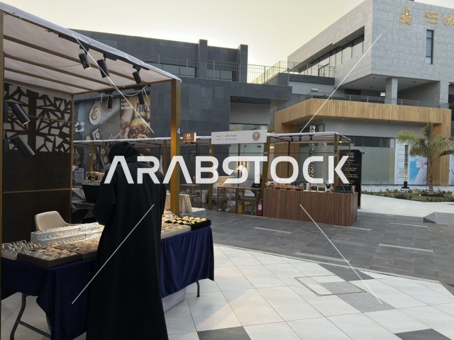 معرض اكسسوارات ومشغولات في فعالية إيفنت شرق في المنطقة الشرقية، المملكة العربية السعودية ، يوم 6 من فبراير 2026 ، تجربة ترفيهية وثقافية شاملة تحتفي بروح المجتمع والإبداع، عروض فنية حية، الفعاليات الشبابية، الأنشطة التفاعلية، مناطق الطعام المتنوعة، المعارض والمشاريع المحلية، الأجواء الاحتفالية النابضة بالحياة، تجربة اجتماعية عصرية تعكس هوية المنطقة الشرقية وتنوعها الثقافي والترفيهي