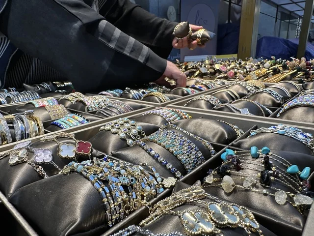 معرض اكسسوارات ومشغولات في فعالية إيفنت شرق في المنطقة الشرقية، المملكة العربية السعودية ، يوم 6 من فبراير 2026 ، تجربة ترفيهية وثقافية شاملة تحتفي بروح المجتمع والإبداع، عروض فنية حية، الفعاليات الشبابية، الأنشطة التفاعلية، مناطق الطعام المتنوعة، المعارض والمشاريع المحلية، الأجواء الاحتفالية النابضة بالحياة، تجربة اجتماعية عصرية تعكس هوية المنطقة الشرقية وتنوعها الثقافي والترفيهي