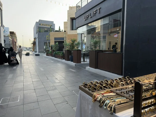 معرض اكسسوارات ومشغولات في فعالية إيفنت شرق في المنطقة الشرقية، المملكة العربية السعودية ، يوم 6 من فبراير 2026 ، تجربة ترفيهية وثقافية شاملة تحتفي بروح المجتمع والإبداع، عروض فنية حية، الفعاليات الشبابية، الأنشطة التفاعلية، مناطق الطعام المتنوعة، المعارض والمشاريع المحلية، الأجواء الاحتفالية النابضة بالحياة، تجربة اجتماعية عصرية تعكس هوية المنطقة الشرقية وتنوعها الثقافي والترفيهي