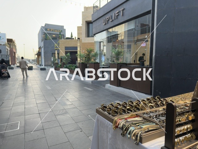 معرض اكسسوارات ومشغولات في فعالية إيفنت شرق في المنطقة الشرقية، المملكة العربية السعودية ، يوم 6 من فبراير 2026 ، تجربة ترفيهية وثقافية شاملة تحتفي بروح المجتمع والإبداع، عروض فنية حية، الفعاليات الشبابية، الأنشطة التفاعلية، مناطق الطعام المتنوعة، المعارض والمشاريع المحلية، الأجواء الاحتفالية النابضة بالحياة، تجربة اجتماعية عصرية تعكس هوية المنطقة الشرقية وتنوعها الثقافي والترفيهي