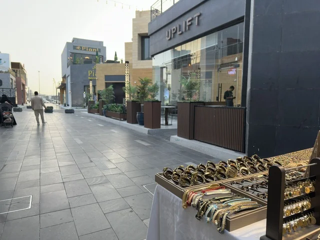 معرض اكسسوارات ومشغولات في فعالية إيفنت شرق في المنطقة الشرقية، المملكة العربية السعودية ، يوم 6 من فبراير 2026 ، تجربة ترفيهية وثقافية شاملة تحتفي بروح المجتمع والإبداع، عروض فنية حية، الفعاليات الشبابية، الأنشطة التفاعلية، مناطق الطعام المتنوعة، المعارض والمشاريع المحلية، الأجواء الاحتفالية النابضة بالحياة، تجربة اجتماعية عصرية تعكس هوية المنطقة الشرقية وتنوعها الثقافي والترفيهي