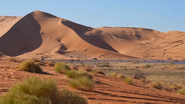 سيارات استكشاف في صحراء الربع الخالي بالسعودية