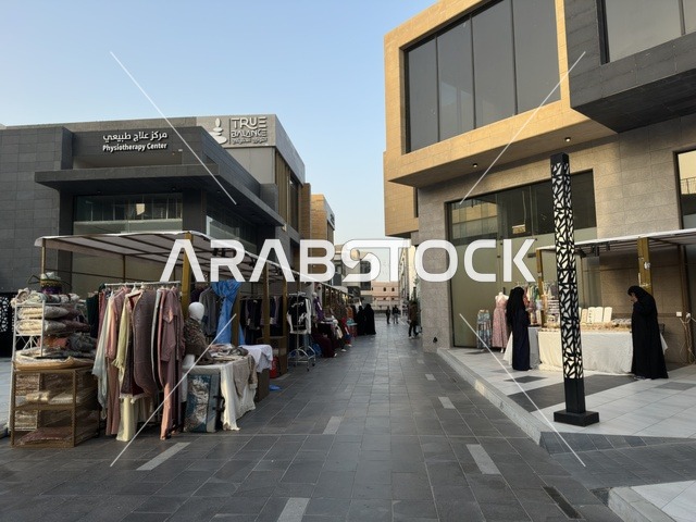 ساحة المعارض في فعالية إيفنت شرق في المنطقة الشرقية، المملكة العربية السعودية ، يوم 6 من فبراير 2026 ، تجربة ترفيهية وثقافية شاملة تحتفي بروح المجتمع والإبداع، عروض فنية حية، الفعاليات الشبابية، الأنشطة التفاعلية، مناطق الطعام المتنوعة، المعارض والمشاريع المحلية، الأجواء الاحتفالية النابضة بالحياة، تجربة اجتماعية عصرية تعكس هوية المنطقة الشرقية وتنوعها الثقافي والترفيهي