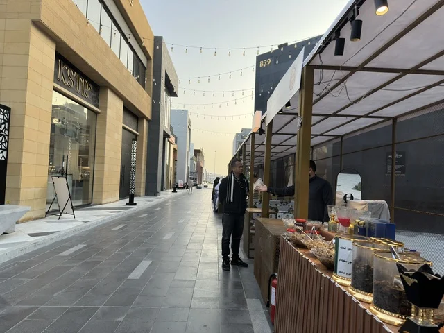 ساحة المعارض في فعالية إيفنت شرق في المنطقة الشرقية، المملكة العربية السعودية ، يوم 6 من فبراير 2026 ، تجربة ترفيهية وثقافية شاملة تحتفي بروح المجتمع والإبداع، عروض فنية حية، الفعاليات الشبابية، الأنشطة التفاعلية، مناطق الطعام المتنوعة، المعارض والمشاريع المحلية، الأجواء الاحتفالية النابضة بالحياة، تجربة اجتماعية عصرية تعكس هوية المنطقة الشرقية وتنوعها الثقافي والترفيهي