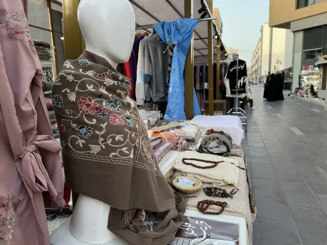 ساحة المعارض في فعالية إيفنت شرق في المنطقة الشرقية، المملكة العربية السعودية ، يوم 6 من فبراير 2026 ، تجربة ترفيهية وثقافية شاملة تحتفي بروح المجتمع والإبداع، عروض فنية حية، الفعاليات الشبابية، الأنشطة التفاعلية، مناطق الطعام المتنوعة، المعارض والمشاريع المحلية، الأجواء الاحتفالية النابضة بالحياة، تجربة اجتماعية عصرية تعكس هوية المنطقة الشرقية وتنوعها الثقافي والترفيهي