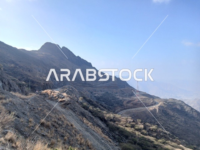 المرتفعات والقمم الجبلية بمنطقة الباحة في قرية ذي العين الأثرية جنوب المملكة العربية السعودية، منظر السماء الملبدة بالغيوم في المنطقة الجبلية، المعالم السياحية التاريخية المشهورة،  البيوت السكنية والطرقات المهيئة في المدينة، الأشجار والنباتات الخضراء