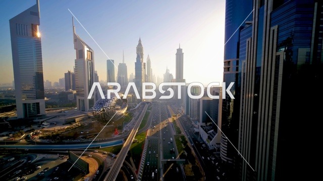 أفق شارع الشيخ زايد في دبي مع متحف المستقبل وقت الشروق