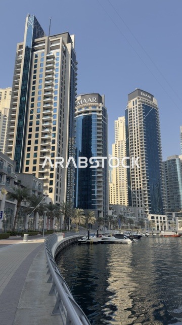 الأبراج وناطحات السحاب ، الفن الهندسي المعماري المتطور والمتقدم للمنشآت التجارية والسكنية، معالم سياحية مشهورة في الإمارات العربية المتحدة، الواجهه البحرية لإمارة دبي في النهار